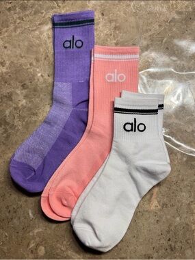New Women’s Alo Socks
New with tags in its packaging 
3 pairs 
Fits sizes 6-11